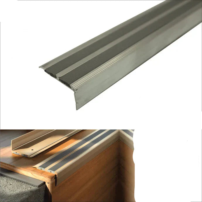 Aluminium step tread with rubberized surface, showing installation on a staircase.